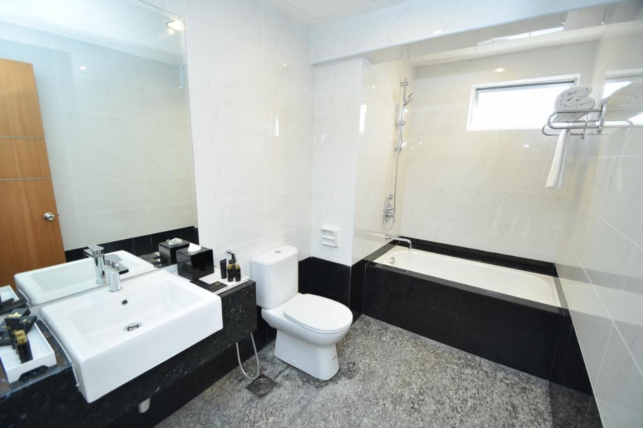 Tenera Hotel Банги Экстерьер фото A modern bathroom